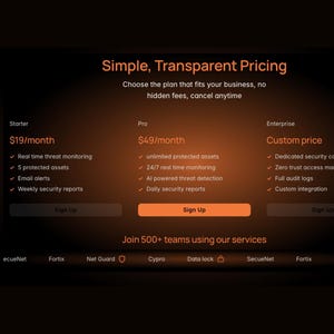 Könnte beinhalten: Digitale Werbung auf dunklem orangefarbenem Hintergrund. Der Text lautet „Einfache, transparente Preisgestaltung“ mit drei Preisstufen: Starter, Pro und Enterprise. Jede Stufe listet Funktionen und eine Schaltfläche „Anmelden“ auf. Die Anzeige wirbt für Sicherheitsdienste.