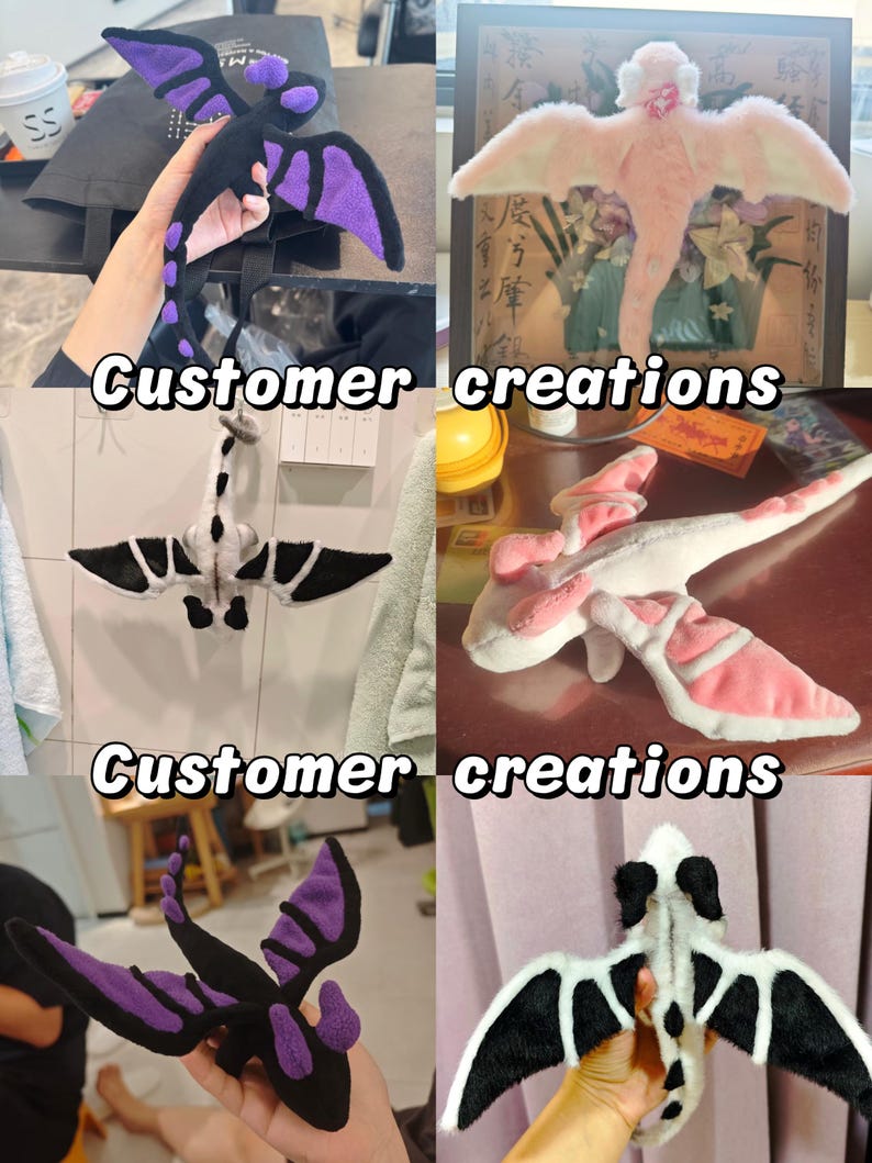 Peut inclure: Un collage de jouets dragons en peluche faits &agrave; la main de diff&eacute;rentes couleurs. Un dragon est noir avec des ailes violettes, un autre est blanc et noir, et d'autres sont roses et blancs. Le texte "Customer creations" est superpos&eacute; &agrave; l'image.