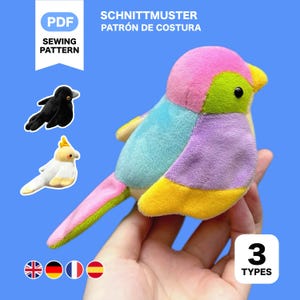 Puede incluir: Un pájaro de peluche colorido con parches rosas, verdes, amarillos, azules y morados se sostiene en una mano. La imagen incluye dos pájaros de peluche más pequeños y el texto "PDF Sewing Pattern" y "3 Types".