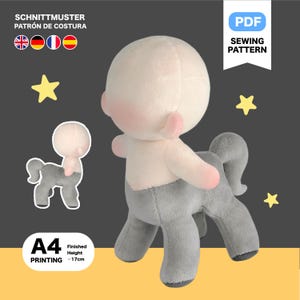 Op de afbeelding: Een PDF-naaipatroon voor een pluche centaurpop met een lichtbeige bovenlichaam en een grijs onderlichaam. De tekst bevat "SCHNITTMUSTER", "PATRÓN DE COSTURA", "PDF SEWING PATTERN" en "A4 PRINTING Finished Height ~17cm" met gele sterren.