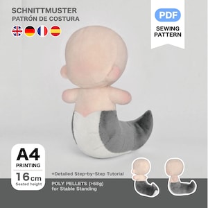 Puede incluir: Una muñeca de sirena de peluche con cabeza y brazos de color rosa claro, cola gris y blanca, y una altura de asiento de 16 cm. El patrón de costura está indicado con el texto "PDF SEWING PATTERN" y "A4 PRINTING".