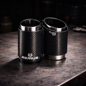 Peut inclure: Panneau en bois rustique avec l'inscription "Welcome to our home" en lettres blanches. Le panneau présente une finition vieillie et un design simple et accueillant, idéal pour la décoration d'entrée.