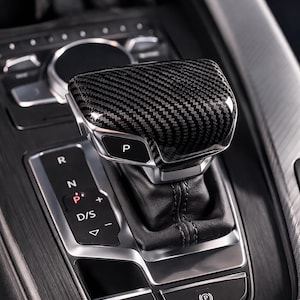 Op de afbeelding: Een rustiek houten bord met de tekst "Welcome to our home" in witte letters. Het bord heeft een verweerde afwerking en een eenvoudig, uitnodigend ontwerp.