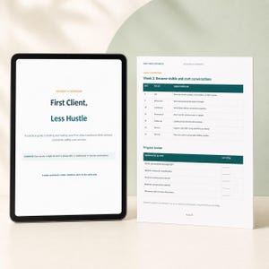 以下が含まれることがあります： First Client, Less Hustleというタイトルのワークブックを表示するデジタルタブレットと、14日間のアクションプランと進捗トラッカーが記載された印刷済みドキュメント。テキストには、クライアントを見つけるためのガイドラインが示されています。