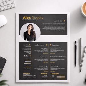以下が含まれることがあります： 「Alex Rogers, Graphic & Web Designer」と題された履歴書。写真、スキル、職務経験、学歴のセクションがあります。履歴書は、キーボード、マウス、ペン、電話、コーヒーカップのある白い表面にあります。