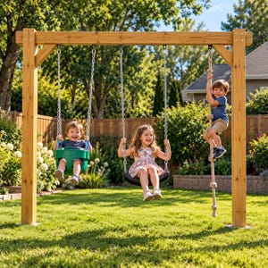 Puede incluir: Un columpio de madera que incluye un asiento tipo cubeta verde, un columpio de cinta negro y una cuerda de escalada vertical. La estructura está construida con vigas de madera clara e incluye cadenas de metal para los columpios en un jardín.