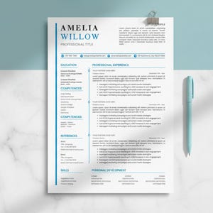 Puede incluir: Una plantilla de currículum vitae con el nombre "Amelia Willow" en texto azul. El documento incluye secciones para educación, experiencia profesional, competencias, referencias y habilidades. Un bolígrafo azul claro descansa en el lado derecho del currículum.