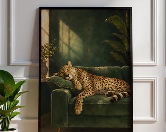 Śpiący lampart na szmaragdowozielonej sofie, grafika ścienna z motywem zwierząt w stylu vintage, luksusowy wystrój safari, ciemnozielona sztuka do salonu