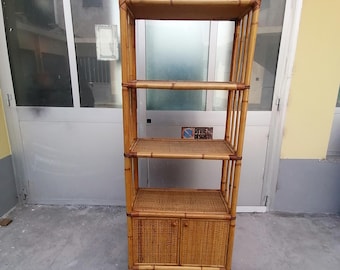 Regał na książki z bambusa i wikliny, styl boho-chic z lat 70.