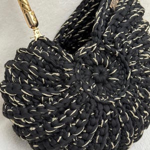 Bolso Ariel de conchas marinas negras y doradas imagen 3
