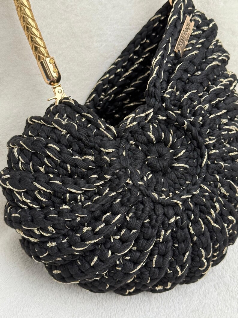 Bolso Ariel de conchas marinas negras y doradas imagen 3