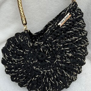 Bolso Ariel de conchas marinas negras y doradas imagen 2