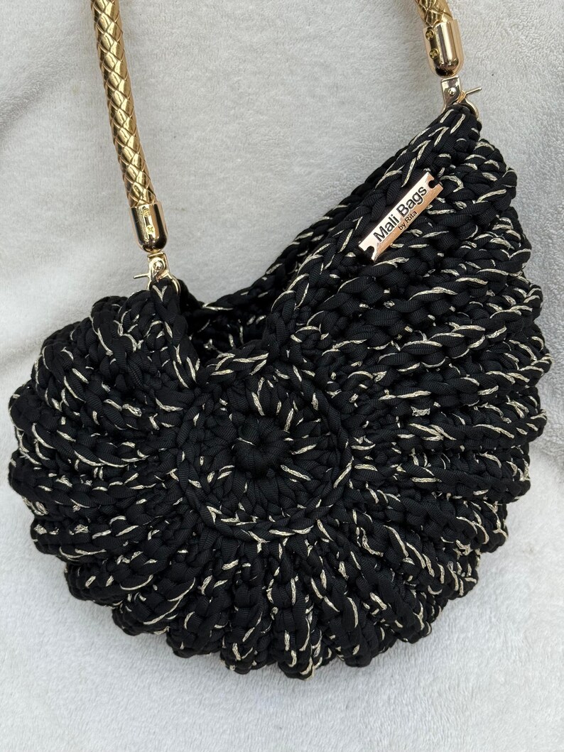 Bolso Ariel de conchas marinas negras y doradas imagen 2