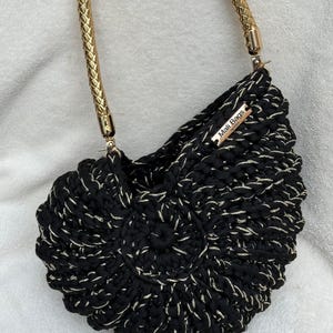 Bolso Ariel de conchas marinas negras y doradas imagen 1