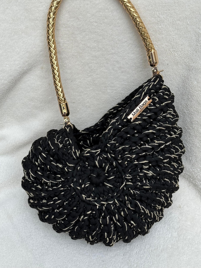 Bolso Ariel de conchas marinas negras y doradas imagen 1