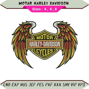 Może przedstawiać: Haftowane logo Harley-Davidson ze skrzydłami. Projekt zawiera tekst "MOTOR HARLEY-DAVIDSON CYCLES" w kształcie tarczy, w rozmiarach 4, 6 i 8. Skrzydła są żółte, czerwone i pomarańczowe.
