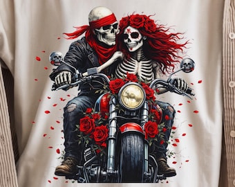スカルバイカーカップルPNG、スケルトンバイク、ゴシックバイカーアート、ダークロマンスイラスト、赤いバラ、スカルラバーズ、ゴシックデジタルアート、POD