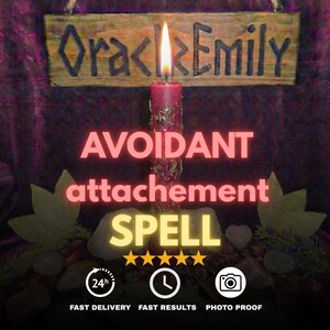 Könnte beinhalten: Eine brennende rote Kerze mit Verzierungen steht vor einem Holzschild mit der Aufschrift "Oracle Emily". Die Worte "Avoidant Attachment Spell" sind in rosa und gelber Schrift dargestellt. Das Bild enthält Symbole für schnelle Lieferung, schnelle Ergebnisse und Fotobeweis.