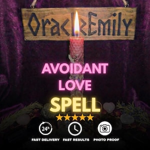 Puede incluir: Una vela rosa encendida con un letrero de madera que dice "Oracle Emily" cuelga sobre la vela. Las palabras "Avoidant Love Spell" están en texto rosa y amarillo. Los iconos de entrega rápida, resultados rápidos y prueba fotográfica están en la parte inferior.