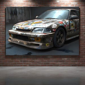 Op de afbeelding: Een groot canvasdoek met een vintage auto met een verweerde uitstraling, bedekt met stickers. De auto is bruin en beige, met een zwart wiel. De print wordt in een garage op een bakstenen muur weergegeven.