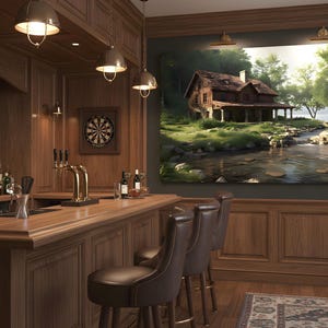 Op de afbeelding: Een goed verlichte houten bar met krukken, kranen en flessen. Een dartbord hangt aan de muur. Boven de bar hangt een groot landschapsschilderij van een hut aan een rivier. De bar heeft een klassieke, uitnodigende sfeer.