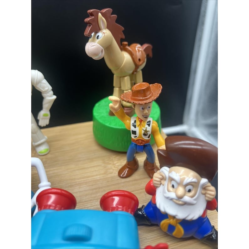 Lote vintage de 15 figuras Disney de Toy Story: Buzz, Woody, binoculares, Scud, Stinky Pete. imagen 7
