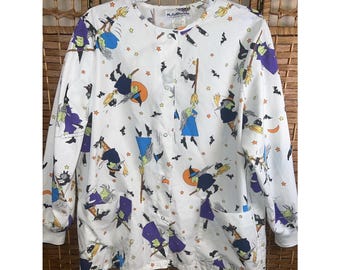 Chaqueta médica de Halloween PL de California, talla grande, con murciélagos, bruja y gato, y bolsillos delanteros con cierre a presión.