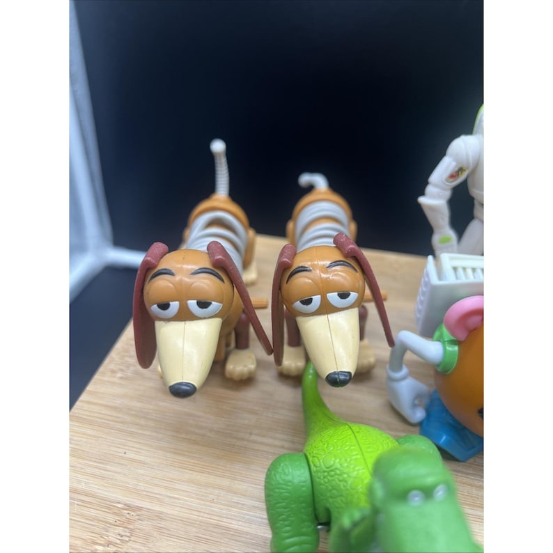 Lote vintage de 15 figuras Disney de Toy Story: Buzz, Woody, binoculares, Scud, Stinky Pete. imagen 2