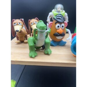 Lote vintage de 15 figuras Disney de Toy Story: Buzz, Woody, binoculares, Scud, Stinky Pete. imagen 3