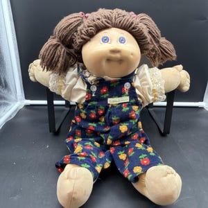 Vintage Cabbage Patch-pop uit de jaren 70-80 met bruin haar en blauwe ogen, originele outfit.