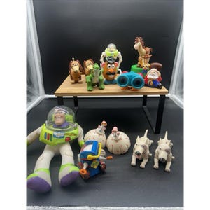 Lote vintage de 15 figuras Disney de Toy Story: Buzz, Woody, binoculares, Scud, Stinky Pete. imagen 1