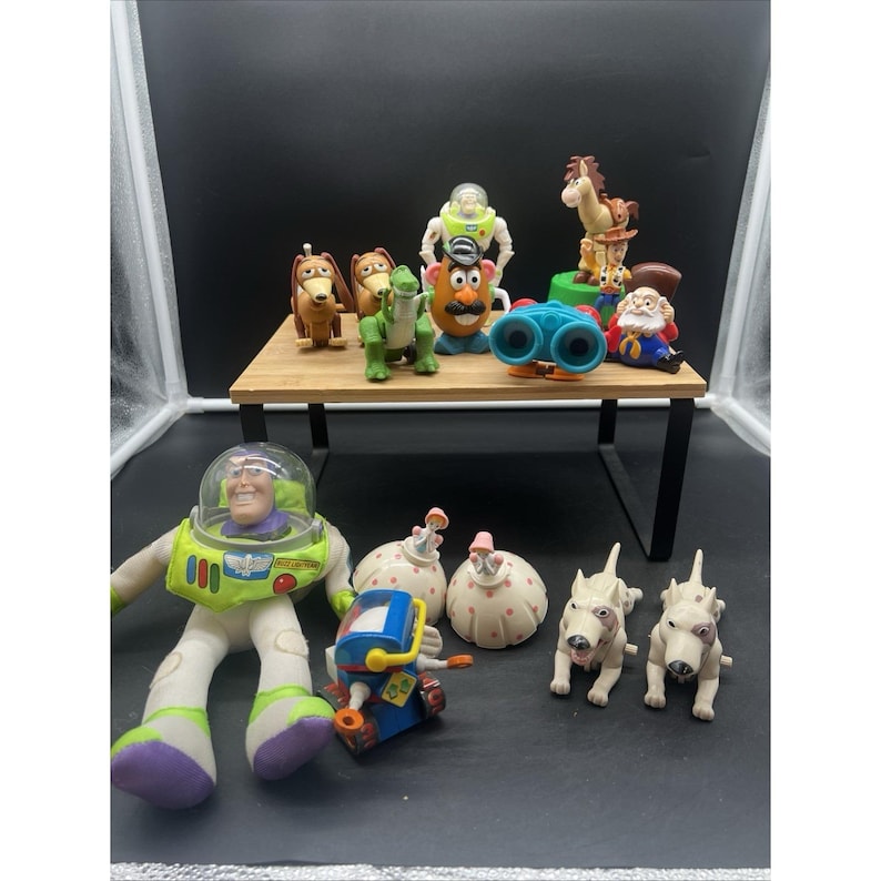 Lote vintage de 15 figuras Disney de Toy Story: Buzz, Woody, binoculares, Scud, Stinky Pete. imagen 1