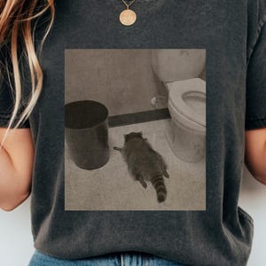 Comfort Colors® Drunk Raccoon Funny | Vintage Drunk Raccoon | Raccoon gets drunk liquor store raccoon | Drunk Raccoon Passes Out in Bathroom zdjęcie 1