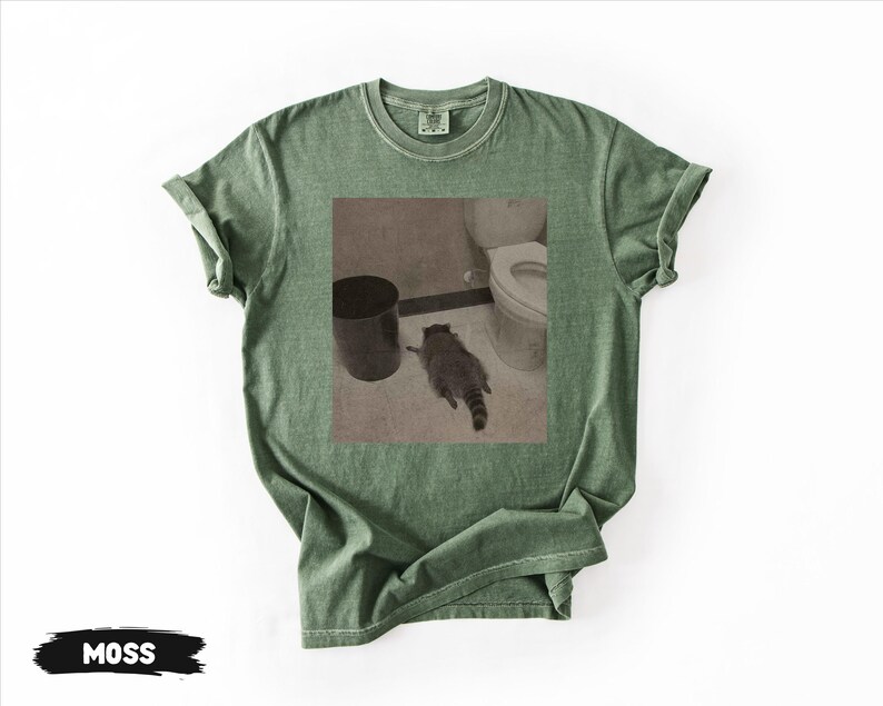 Comfort Colors® Drunk Raccoon Funny | Vintage Drunk Raccoon | Raccoon gets drunk liquor store raccoon | Drunk Raccoon Passes Out in Bathroom zdjęcie 10