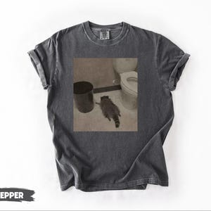 Comfort Colors® Drunk Raccoon Funny | Vintage Drunk Raccoon | Raccoon gets drunk liquor store raccoon | Drunk Raccoon Passes Out in Bathroom zdjęcie 4