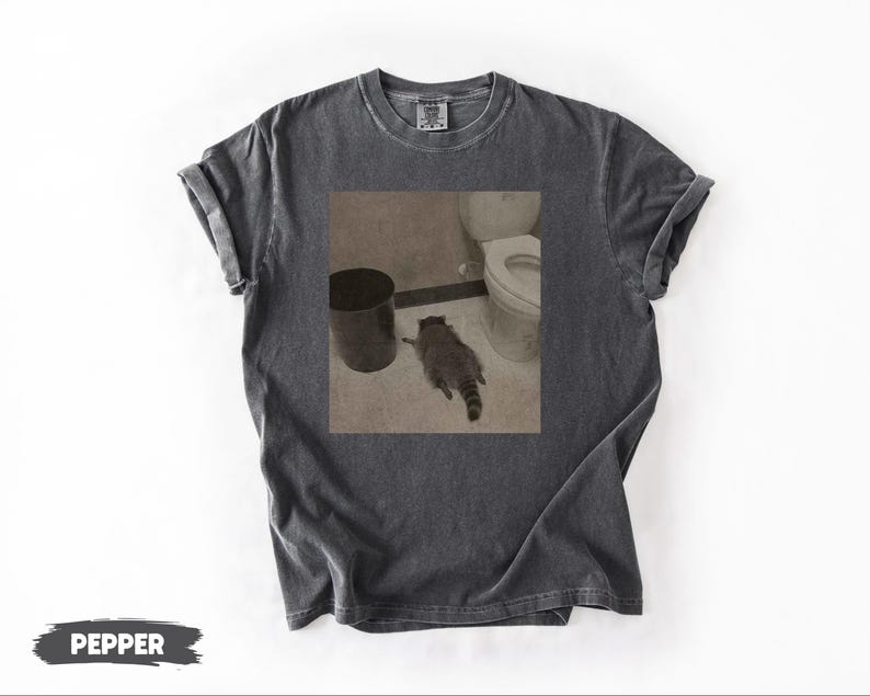 Comfort Colors® Drunk Raccoon Funny | Vintage Drunk Raccoon | Raccoon gets drunk liquor store raccoon | Drunk Raccoon Passes Out in Bathroom zdjęcie 4