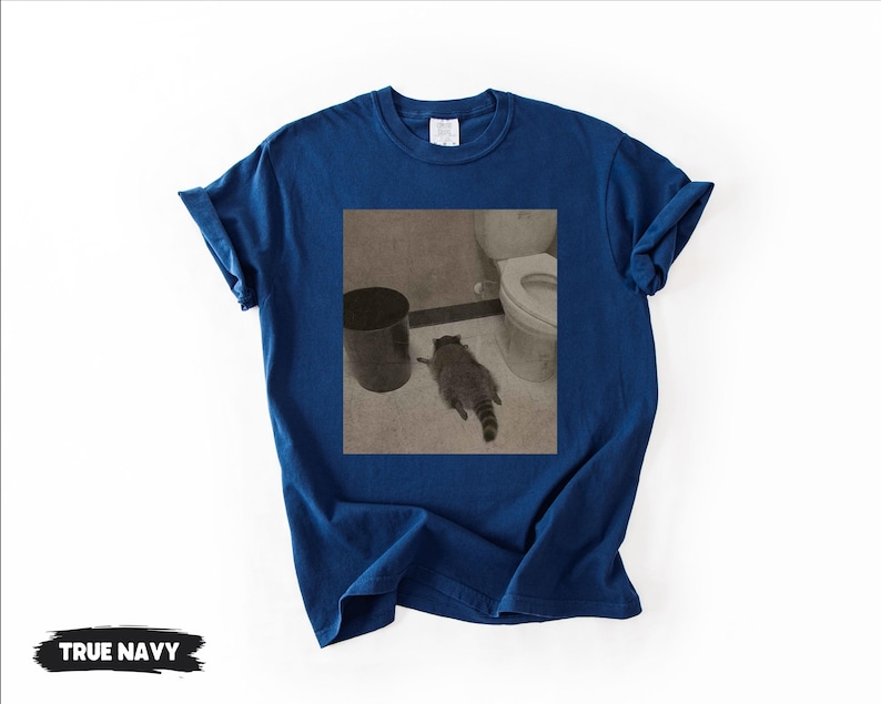 Comfort Colors® Drunk Raccoon Funny | Vintage Drunk Raccoon | Raccoon gets drunk liquor store raccoon | Drunk Raccoon Passes Out in Bathroom zdjęcie 11
