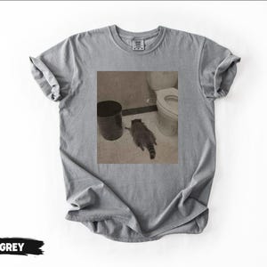 Comfort Colors® Drunk Raccoon Funny | Vintage Drunk Raccoon | Raccoon gets drunk liquor store raccoon | Drunk Raccoon Passes Out in Bathroom zdjęcie 5