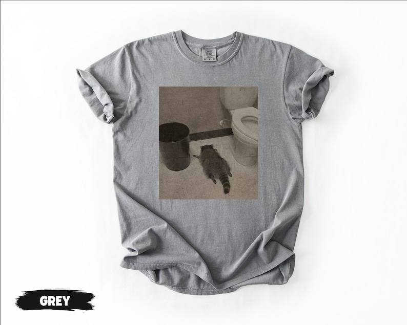 Comfort Colors® Drunk Raccoon Funny | Vintage Drunk Raccoon | Raccoon gets drunk liquor store raccoon | Drunk Raccoon Passes Out in Bathroom zdjęcie 5