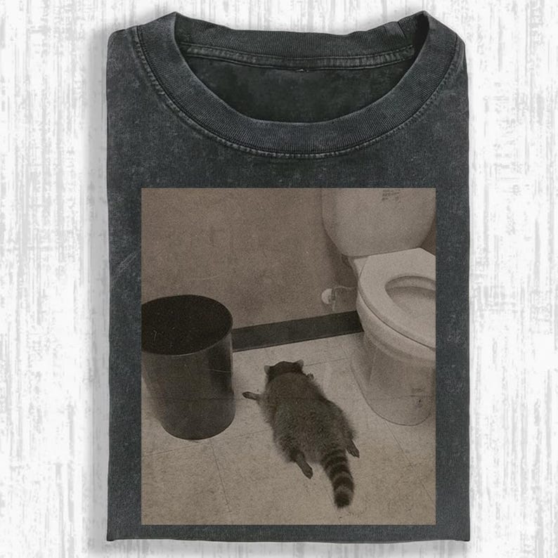 Comfort Colors® Drunk Raccoon Funny | Vintage Drunk Raccoon | Raccoon gets drunk liquor store raccoon | Drunk Raccoon Passes Out in Bathroom zdjęcie 2
