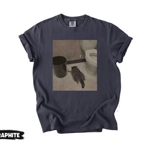 Comfort Colors® Drunk Raccoon Funny | Vintage Drunk Raccoon | Raccoon gets drunk liquor store raccoon | Drunk Raccoon Passes Out in Bathroom zdjęcie 6