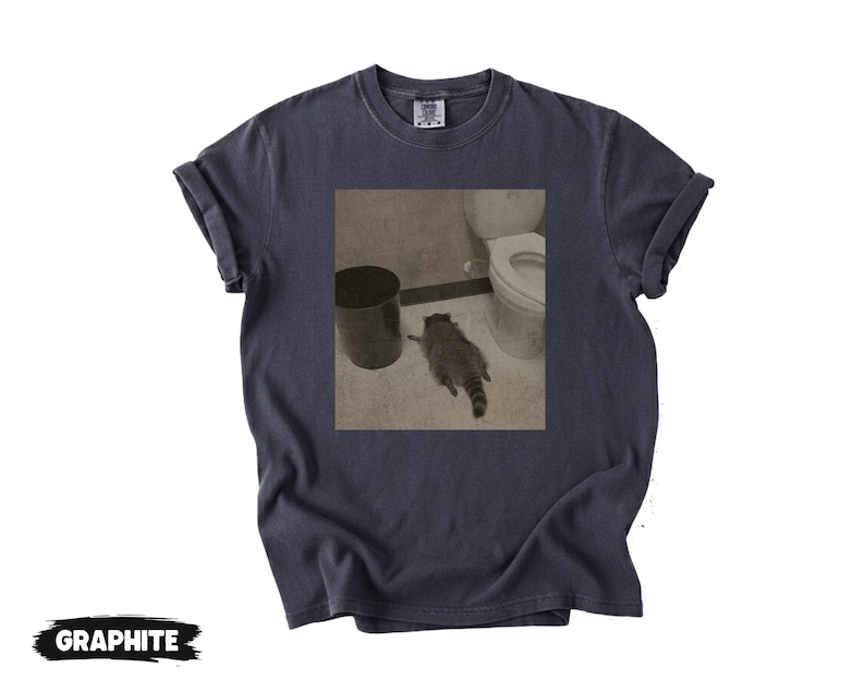 Comfort Colors® Drunk Raccoon Funny | Vintage Drunk Raccoon | Raccoon gets drunk liquor store raccoon | Drunk Raccoon Passes Out in Bathroom zdjęcie 6