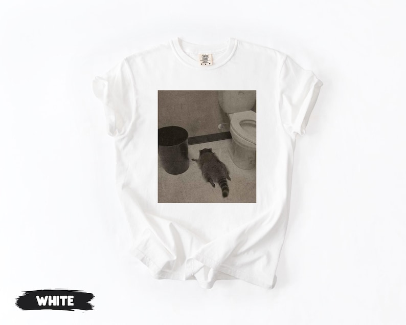 Comfort Colors® Drunk Raccoon Funny | Vintage Drunk Raccoon | Raccoon gets drunk liquor store raccoon | Drunk Raccoon Passes Out in Bathroom zdjęcie 7