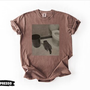 Comfort Colors® Drunk Raccoon Funny | Vintage Drunk Raccoon | Raccoon gets drunk liquor store raccoon | Drunk Raccoon Passes Out in Bathroom zdjęcie 9