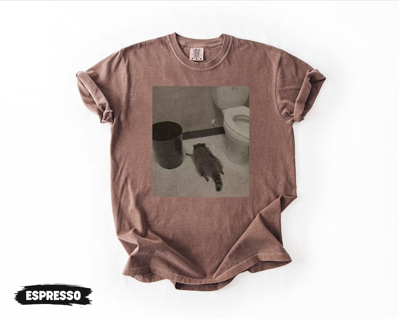 Comfort Colors® Drunk Raccoon Funny | Vintage Drunk Raccoon | Raccoon gets drunk liquor store raccoon | Drunk Raccoon Passes Out in Bathroom zdjęcie 9
