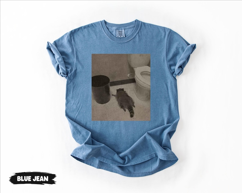 Comfort Colors® Drunk Raccoon Funny | Vintage Drunk Raccoon | Raccoon gets drunk liquor store raccoon | Drunk Raccoon Passes Out in Bathroom zdjęcie 8
