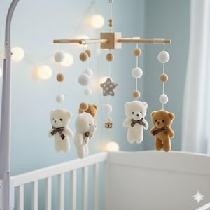 Peut inclure: Mobile pour bébé avec cadre en bois, ours en peluche, étoile et ornements sphériques blancs et bruns. Le mobile est suspendu au-dessus d'un berceau blanc, sur fond bleu clair.