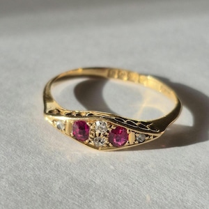 Anillo vintage en forma de barco con rubí y diamantes de oro amarillo de 18 quilates