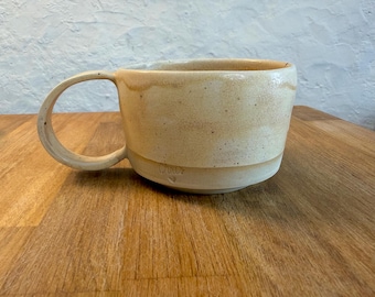 Taza de cerámica beige moteada, hecha a mano - Pieza única