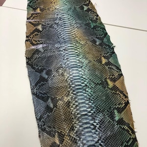 Puede incluir: Un letrero de madera hecho a mano con el texto "Bienvenido" en estilo manuscrito. El letrero está pintado de blanco con un acabado envejecido, y una pequeña hoja verde está adherida en la parte superior. El letrero mide aproximadamente 30 cm de ancho.